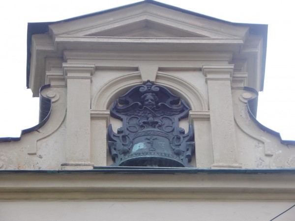 Die Glocke des ehemaligen Perner-Hauses in Budweis. / Zvon na bývalém Pernerově domě v Českých Budějovicích.